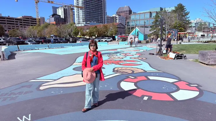 彩繪步道結合了海洋元素：螺旋、海星、救生圈等圖案。