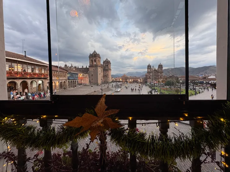 被安排到窗邊的位置，窗外就是武器廣場