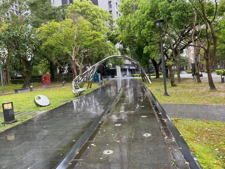 財政園區大樓社區內的公園綠地，藝術人文水景噴泉區