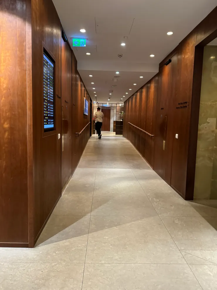 通往lounge的通道