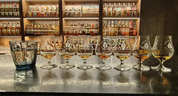 【JB面前的7杯已倒齊，當然需要一杯白開水。背景酒櫃的展示品價格不菲！】