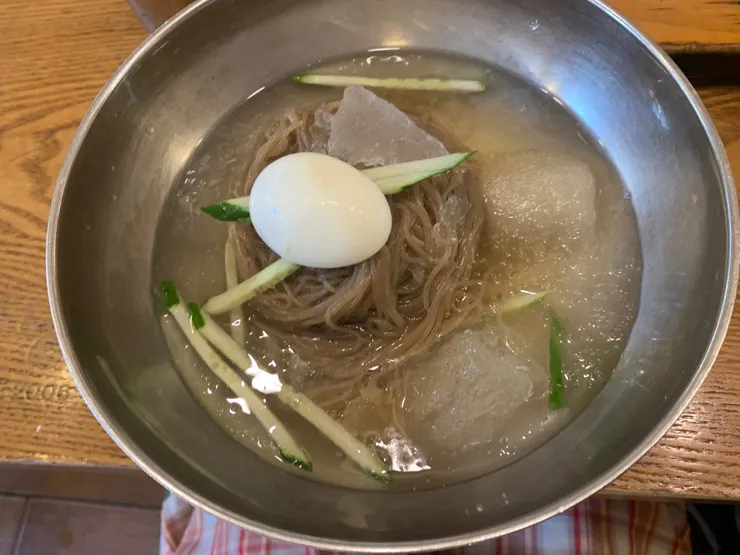 冷麵，裡面有湯汁的冰塊漂浮著。