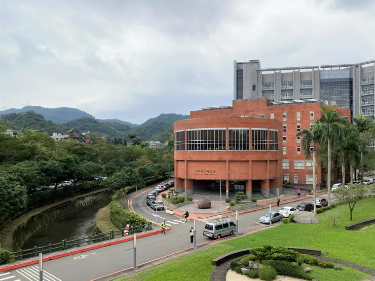 從屋頂可眺望太極廣場、四分溪及群山