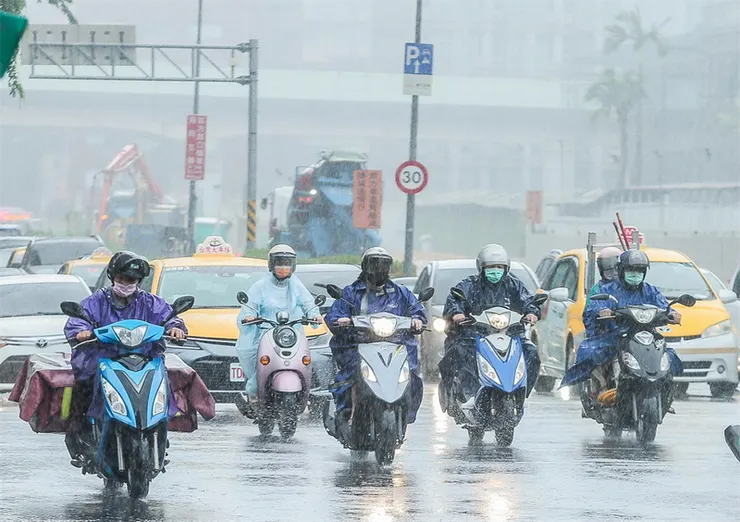 台灣雨中機車/中時新聞網