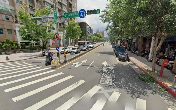 木柵路二段往南，興隆路四段方向望去可感受到地勢抬昇