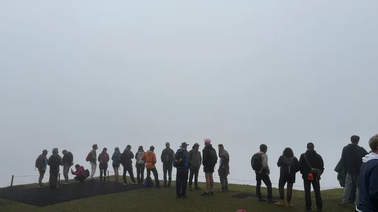 越來越多人上到觀景台，大家的臉上難掩失落