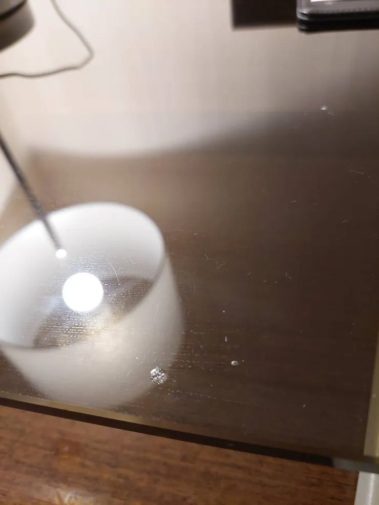 桌面有一點污漬,小扣分