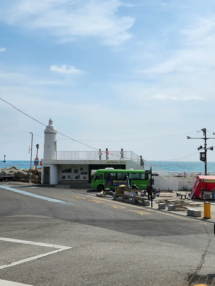 白色燈塔候車亭