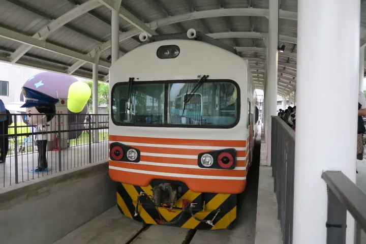 已退役的DR2800型紅斑馬自強號