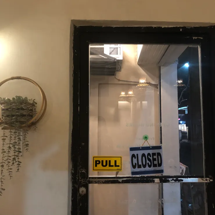 跟Leo Yuna coco  Vito Yuri去附近走走，我們去一間賣飲料的店;我覺得像是台灣的麻古（芝芝那系列的）