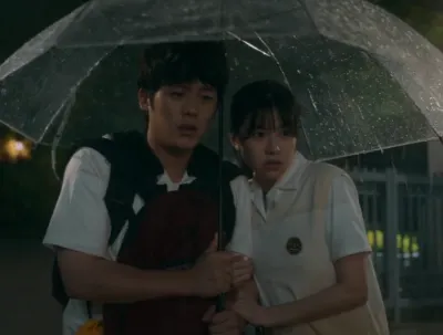 在漫畫中,奉皙帶喜秀回家,其實沒有讓美賢知道