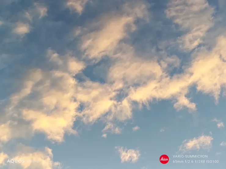 日出的雲。(SHARP AQUOS R9 pro,65mm)
