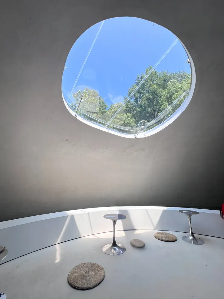 美術館裡面不能拍照，但外面的賣場裡有一個仿作，可以拍