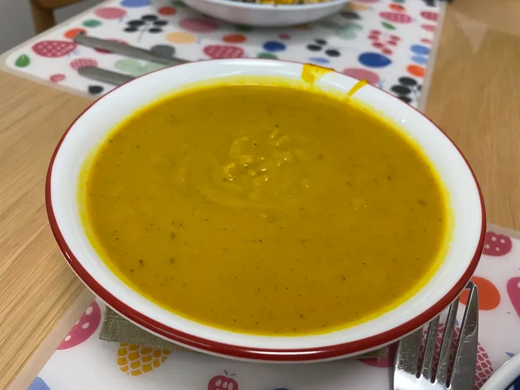 自家製的南瓜湯加入薑黃和黑胡椒這對「好友」，能提升抗氧化功效呢！（作者拍攝）