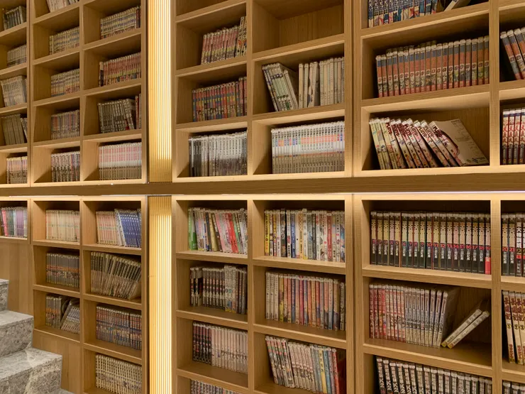 另一側也是漫畫書櫃哦，真棒！💛