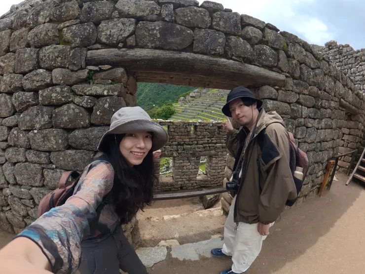 此時已近中午，溫度逐漸升高，我的斗篷也開始穿不住了