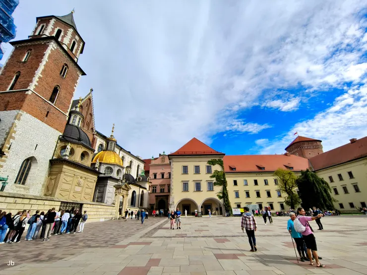 【瓦維爾城堡（Wawel Royal Castle）廣場週邊建築群，曾是波蘭歷代國王的宮殿。】