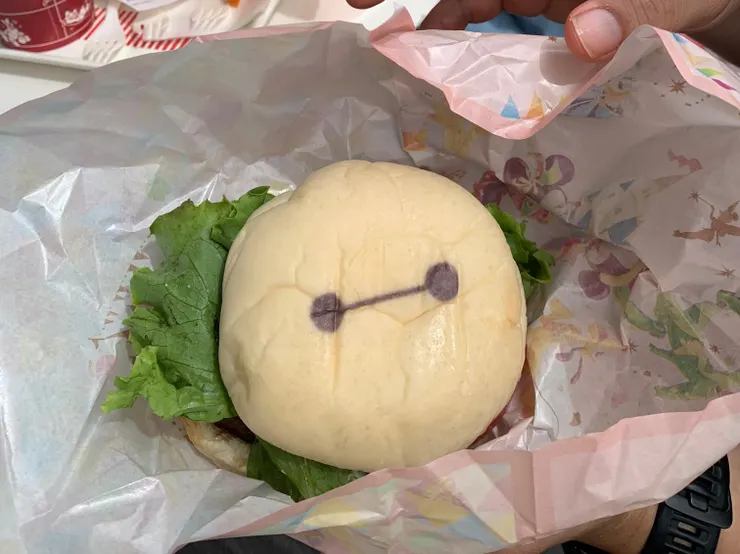 杯麵漢堡，牛肉生菜漢堡，口味不錯。