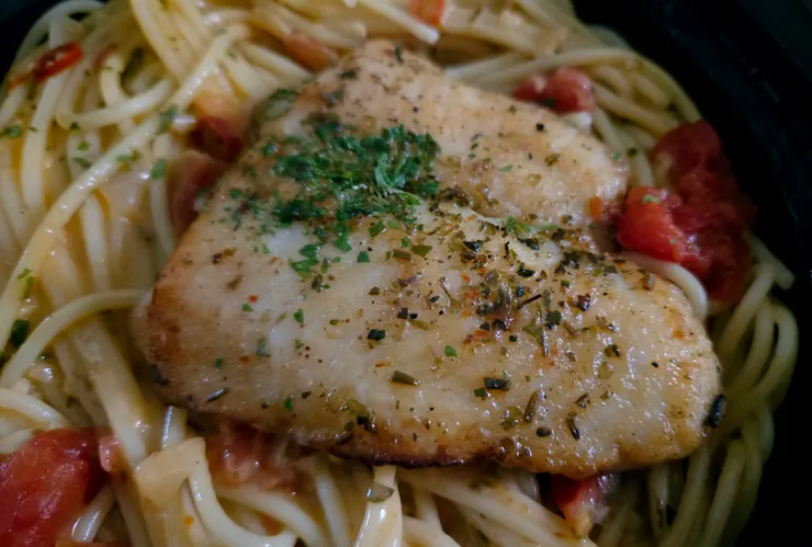 魚排還算是滿大片的，麵上面還是有很多番茄和一點點辣椒