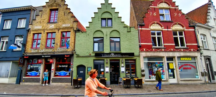 【往舊城門十字門途中,市街充滿幾何形狀與色彩。那棟紅磚房嵌有1695,想是落成之年。】