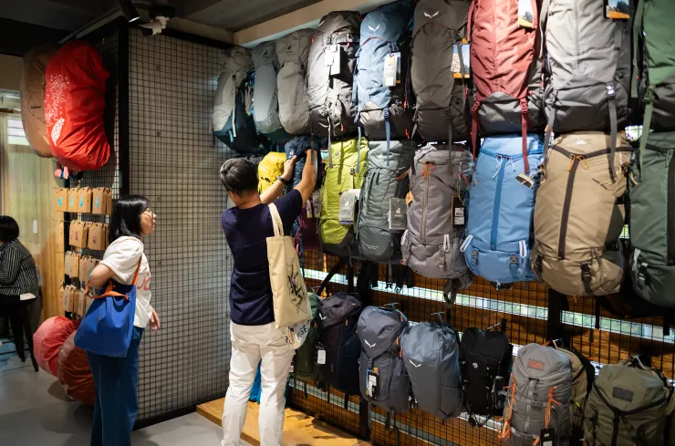 二樓右手邊是一整牆的背包區，連楊守義導演都手癢了。