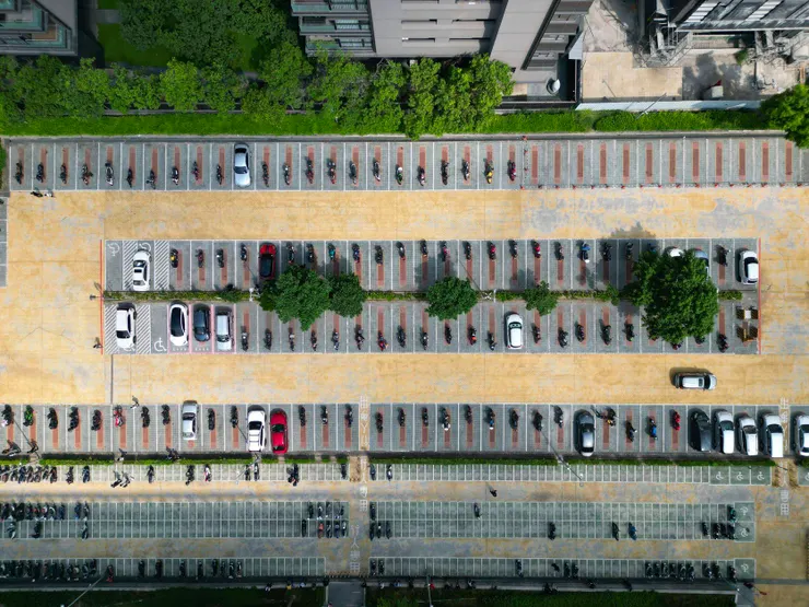 上方所有停車格內合法停車的重機，可以全部停在右下角的機車格中，但會被行政機關開罰，所以造成了如此荒謬的土地浪費現象。而「汽車格一格多停」更是充滿歧視的假議題。（圖：參與抗爭的熱心車友提供給教士）