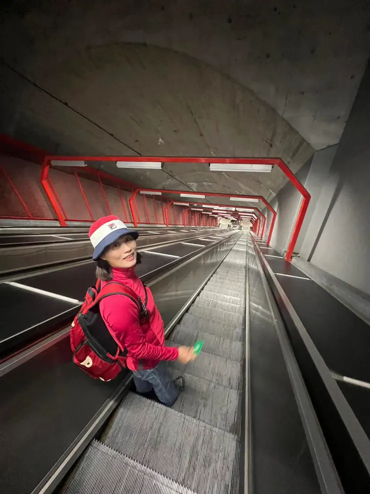 往地面下很陡斜的電扶梯