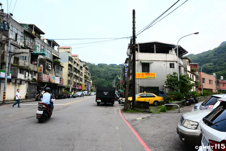 往外港(左)與仙洞調車場(右)分歧