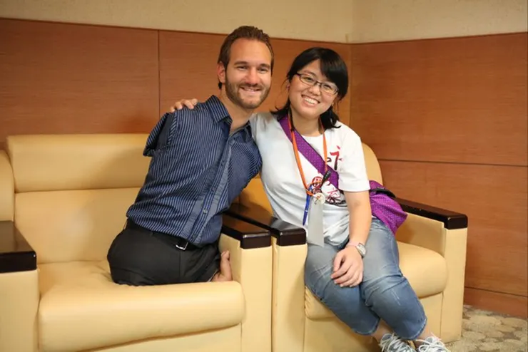 （圖說：2011年伊甸辦理力克胡哲福音佈道會，美儀傳道擔任福音佈道場主責同工之一，與力克胡哲合影留念。）