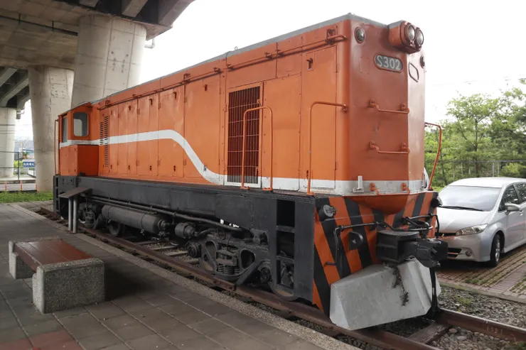 泰安新站北側橋下的S302柴電機車