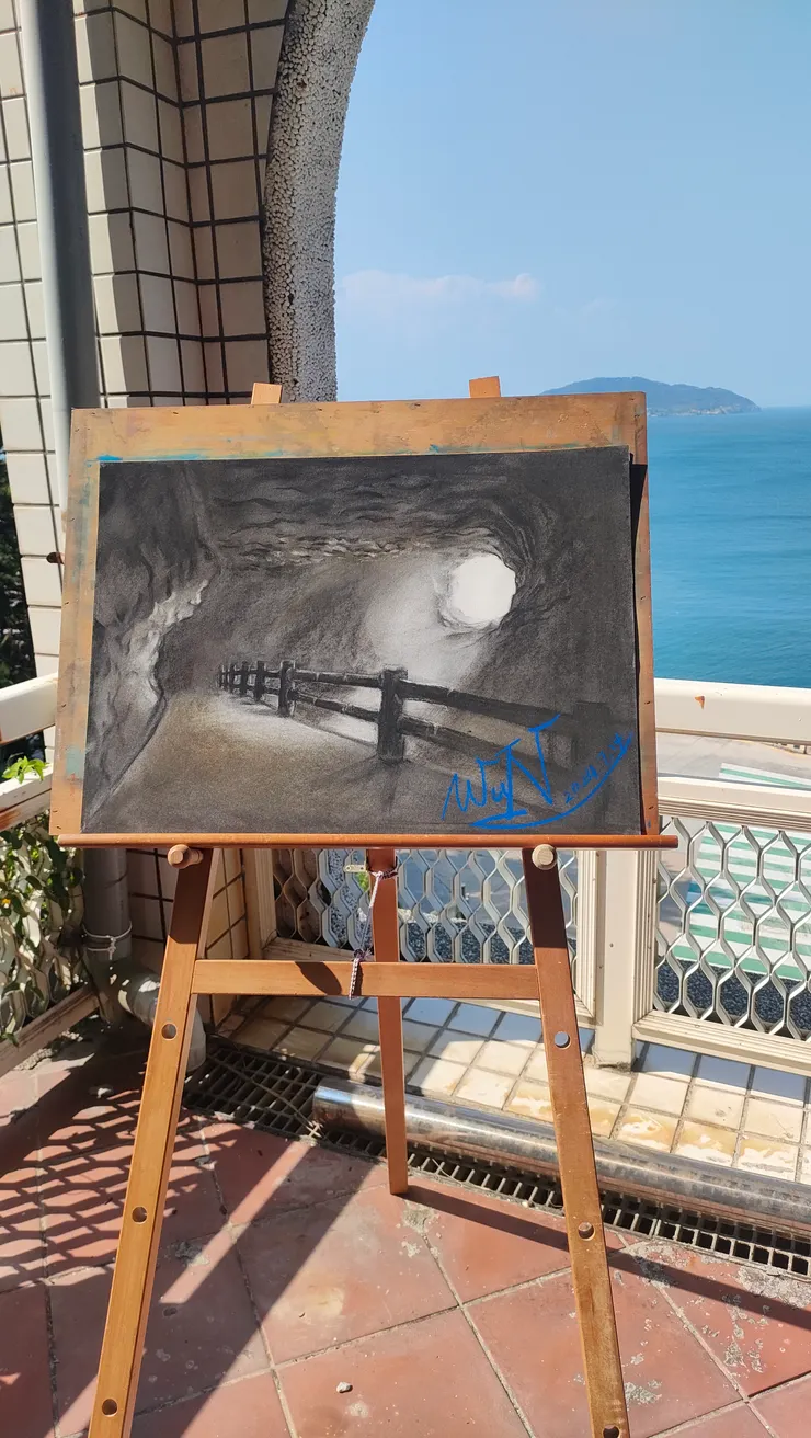 有次和同事及獨木舟教練探訪傳說中北海坑道留下的紀錄,希望能保留走在坑道當中的震撼及感動-炭筆、粉條