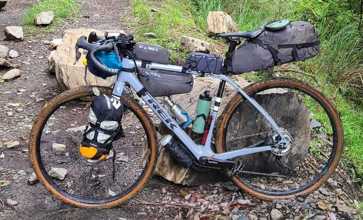 前叉貨架包，為了影響操控感，我都是用防水袋來裝衣物。