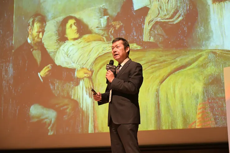 圖說：奇美醫院院長林宏榮引用畢卡索名畫《科學與慈悲》，以宏觀人文角度，深度剖析現代醫療面臨的挑戰。（資料來源：人物誌）