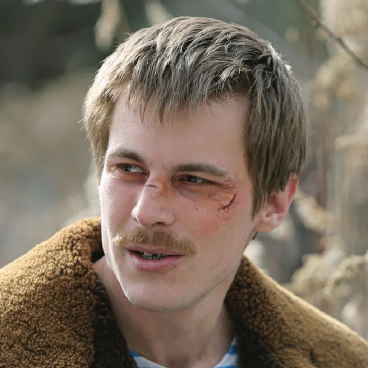 在劇中留著鬍子滿是放蕩不羈的造型