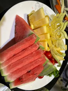 這也是男主角在故事一開始就想要離婚的原因,因為他不想要這樣高壓的生活一直持續到他七八十歲,直到死亡那一日為止。不過,話說回來,如果真的這樣過了幾十年,那爺爺和爸爸應該也不在了吧?到時這又會是怎樣的局面呢?這一點大概只有去到平行世界才會知道吧?