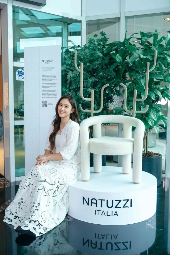 ▲NATUZZI 使用抗污環保面料、主打永續的「Wash Less鹿角椅」，讓吳姍儒 Sandy相當心動。(照片提供 NATUZZI拉圖誌)