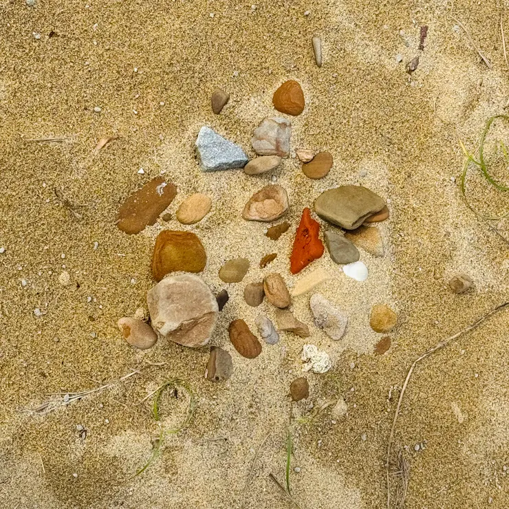 我們一起被這一堆石頭吸引著