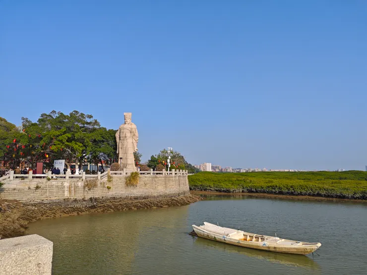 橋入口的地方有巨大的蔡襄雕像