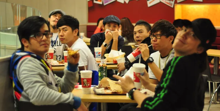 佈展到深夜大家一起去肯德基