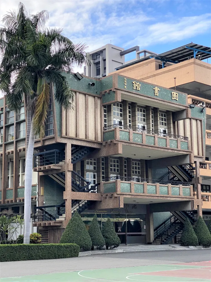 學生活動中心正面大尺度的出挑陽台