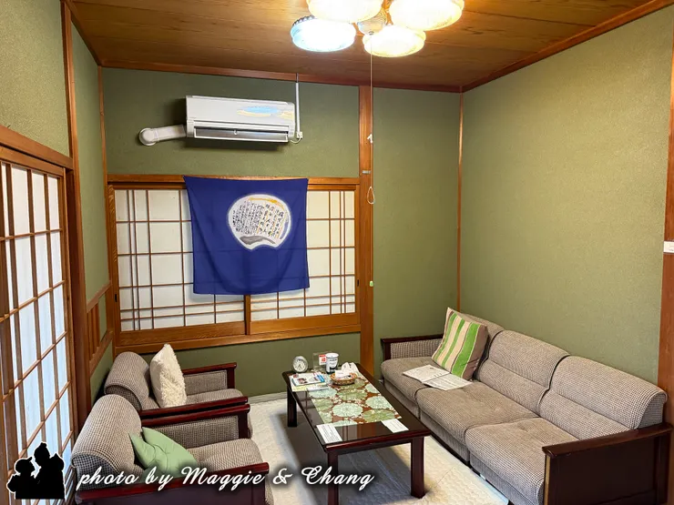 民宿客廳有一幅王維的詩《竹里館》 獨坐幽篁裡，彈琴復長嘯。 深林人不知，明月來相照。