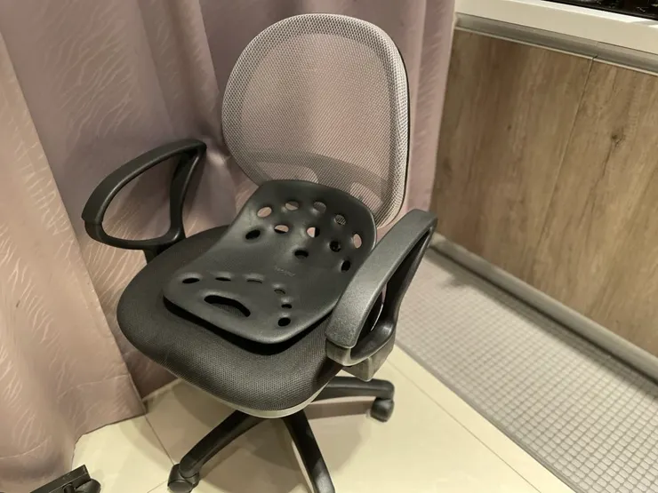 舊的椅子椅背很短,完全支撐不到肩頸,腰部懸空,搭配使用多年的 backjoy 也無力回天
