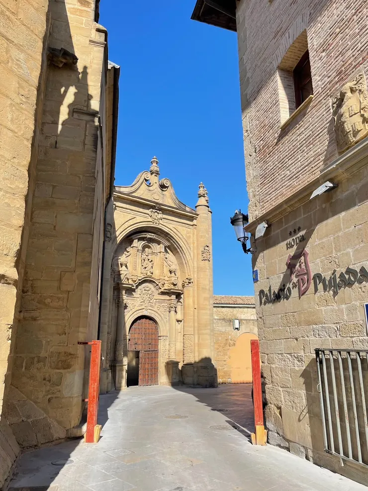 普哈達斯宮 ( El Palacio de Pujadas)