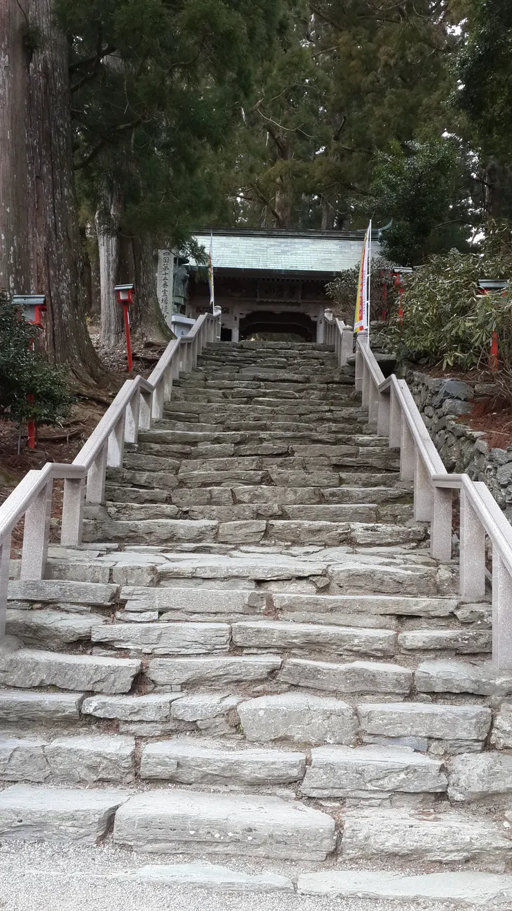 還要再走樓梯才到山門