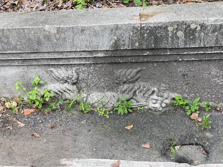 再細看側面還有鰲魚圖騰浮雕