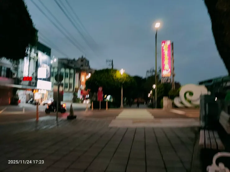 解離下公車後找不到方向坐著休息