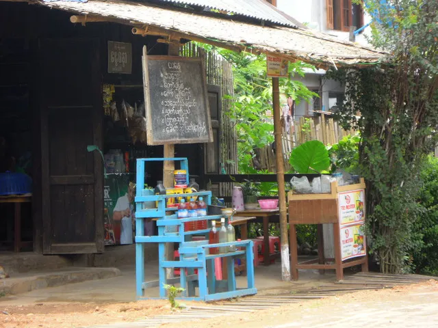 簡配版加油站，汽油像粉紅色芬達