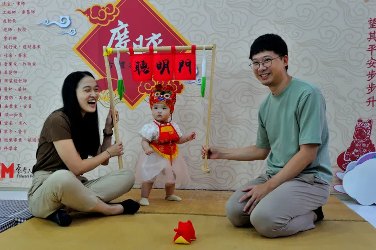 【聰明門下猶疑挪動門柱快些！山不轉路轉，爸媽舉起聰明門往後挪也算通過了！】