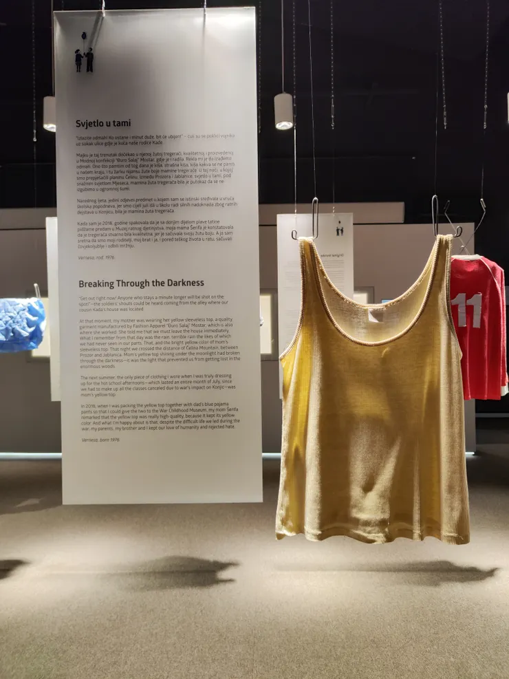 其中一件讓我印象深刻的物件：黃色的背心在逃跑時被賦予希望的象徵