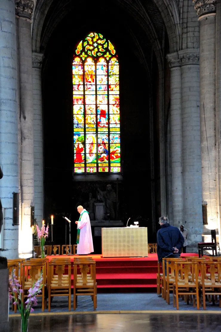 【遙聞祭壇神父禱告空間滿佈安詳！聖穆里斯堂內部。】